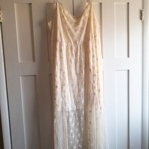**PLUS SIZE IVORY LACE MAXI DRESS